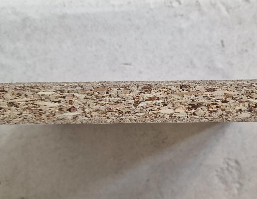 Το εσωτερικό μέρος ενός δείγματος από μοριοσανίδα για έπιπλα μπάνιου